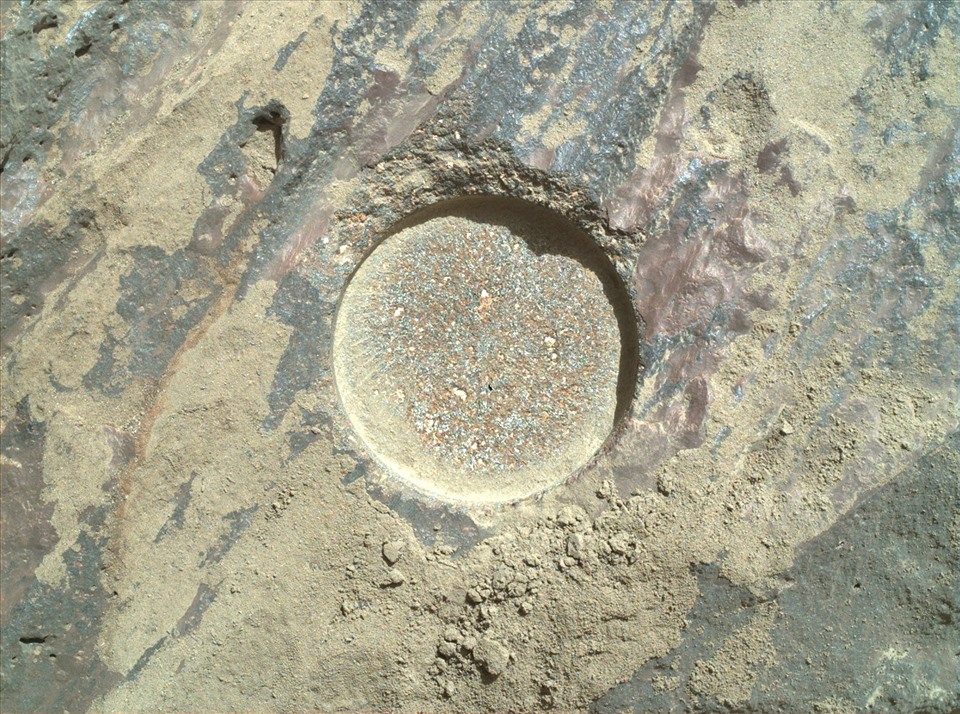 Ngày 28.8, NASA vừa giới thiệu “cửa sổ” đi vào tảng đá Rochette. Tàu thăm dò sao Hỏa của NASA đã mài bề mặt bên ngoài của tảng đá để quan sát bên trong. Các nhà khoa học sẽ nghiên cứ điểm đã mài này bằng các công cụ khác trên tàu thăm dò trước khi quyết định có nên khoan lấy mẫu vật không. Ảnh: NASA