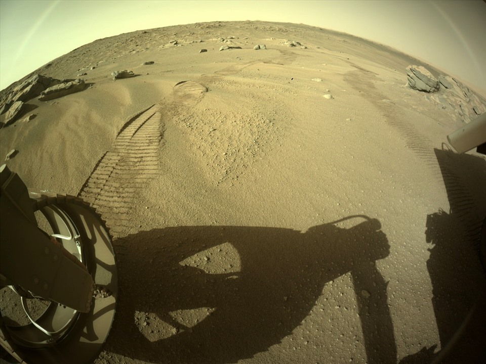 Để di chuyển tới đỉnh Citadelle, tàu thám hiểm sao Hỏa đã phải đi qua một con đường hẹp. Ảnh: NASA