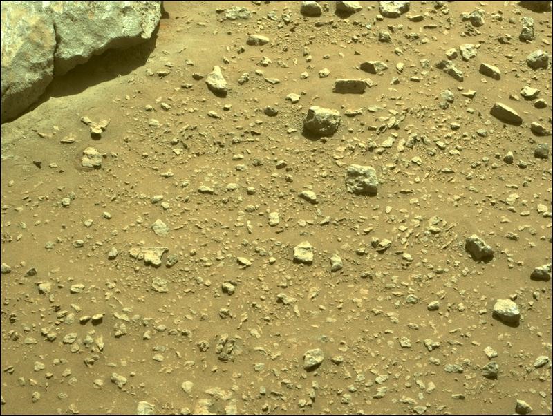 Tàu Perseverance chụp bức ảnh này về khu vực phía trước tàu bằng cách camera A tránh nguy hiểm phía trước bên phải của tàu. Ảnh chụp ngày 27.8, tức ngày sao Hỏa thứ 185. Ảnh: NASA