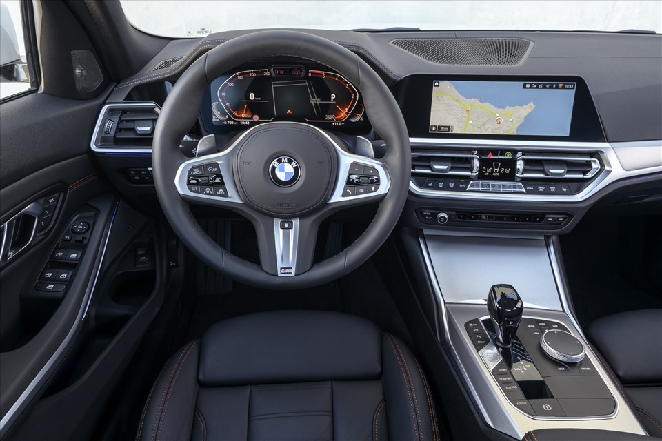 Khoang nội thất sang trọng cùng hàng loạt tính năng công nghệ tiên tiến của BMW 3 Series.