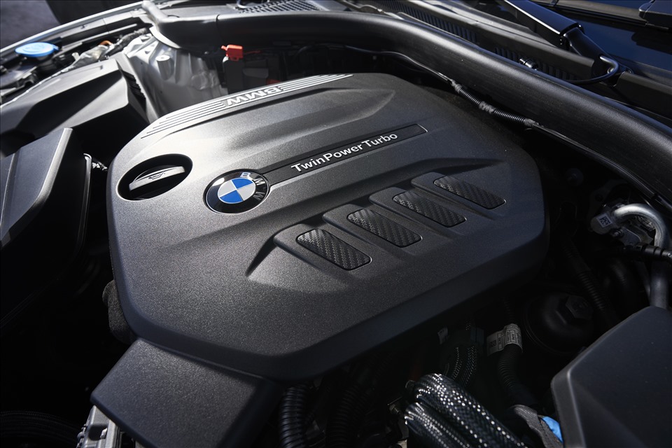 Hệ thống truyền động mạnh mẽ mang đến cho BMW 3 Series khả năng vận hành vô cùng ấn tượng.