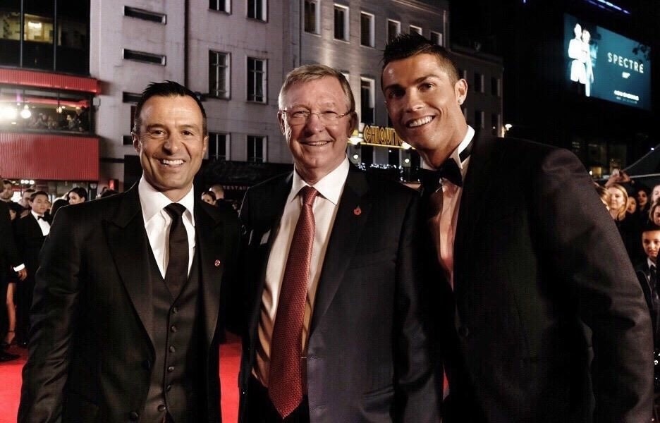 Mendes luôn có vai trò quan trọng, là cầu nối giữa Sir Alex và Ronaldo trong nhiều sự kiện. Ảnh: AFP.