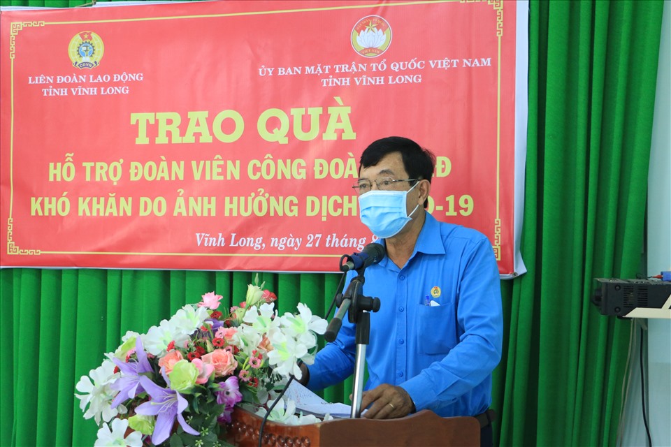 Ông Huỳnh Bá Long - Chủ tịch LĐLĐ tỉnh Vĩnh Long - phát biểu tại buổi trao quà cho đoàn viên, CNLĐ tại các khu nhà trọ. Ảnh: Ngọc Long
