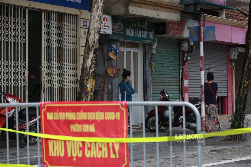 Chủ tịch UBND phường Kim Mã Nguyễn Thị Vượng xác nhận, địa bàn phường có 2 trường hợp dương tính với SARS-CoV-2 trú tại ngõ 76 phố Sơn Tây.