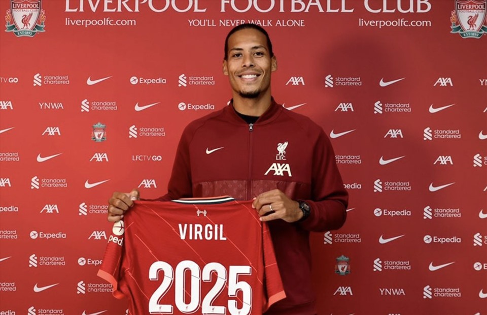 Liverpool đã có chữ ký của Van Dijk thêm 4 năm. Ảnh: AFP.