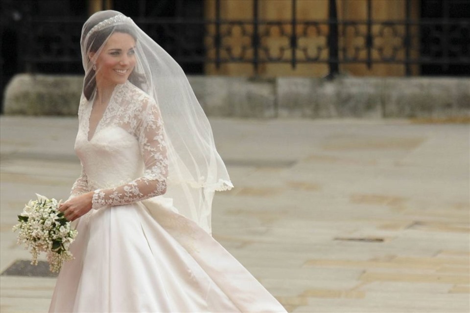 Bất ngờ khi váy cưới của Bảo Thy tinh tế giống của Công nương Anh Kate  Middleton