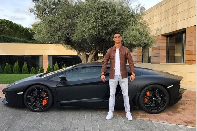 Ronaldo sở hữu bộ sưu tập xe hơi đắt giá nhất trong giới cầu thủ. Ảnh: Instagram.