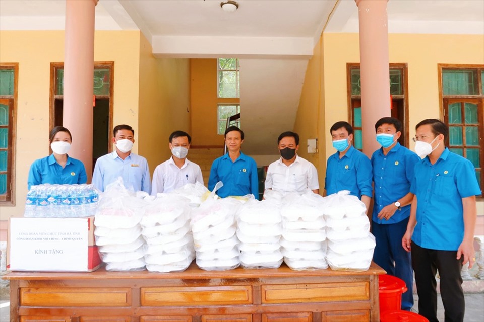 Công đoàn Khối Nội chính - Chính quyền tặng suất cơm tại các điểm cách ly ở huyện H Khê. Ảnh: CĐ