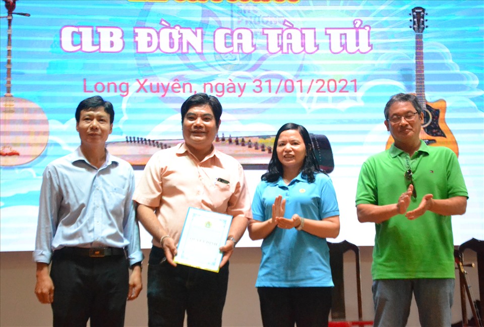 Anh Nguyễn Phi Long (bìa trái) trong ngày ra mắt CLB Đờn ca tài tử thuộc Nhà Văn hóa Lao động An Giang. Ảnh: LT