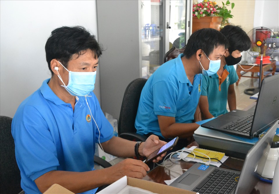 Anh Nguyễn Phi Long (bìa trái) trong buổi điều hành chương trình cờ tướng online của Nhà Văn hóa Lao động An Giang thời điểm giãn cách xã hội. Ảnh: LT
