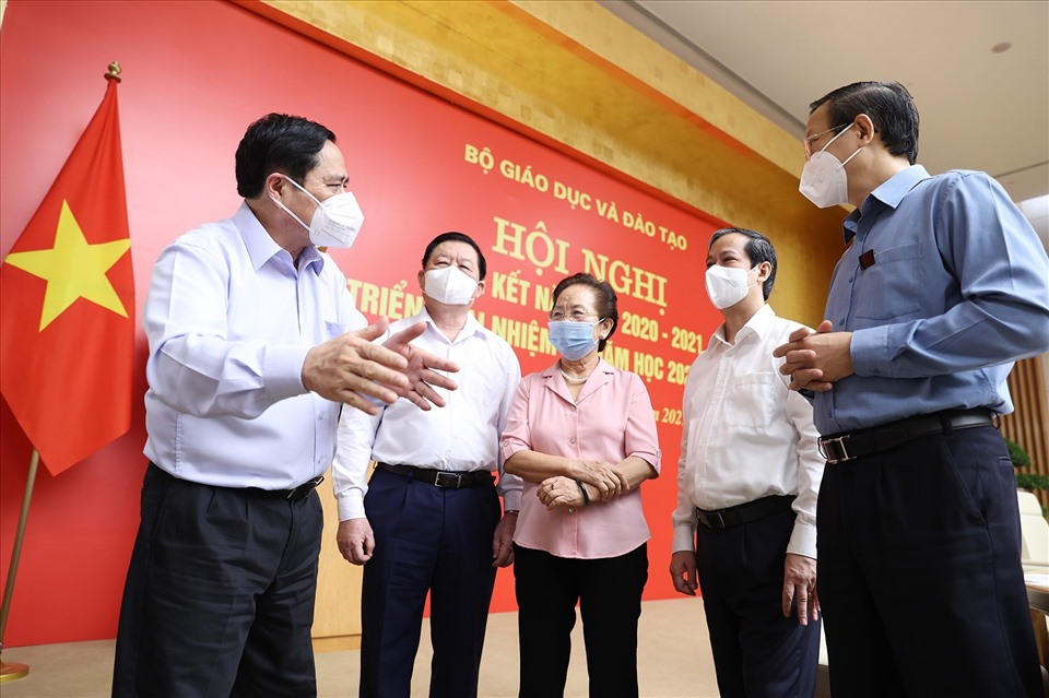 Thủ tướng Phạm Minh Chính trao đổi cùng các đại biểu tại Hội nghị. Ảnh Dương Giang/TTXVN
