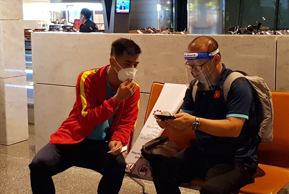 Huấn luyện viên Park Hang-seo và các học trò chỉ mất hơn 2 giờ chờ nối chuyến từ Doha sang Riyadh. Ảnh: VFF