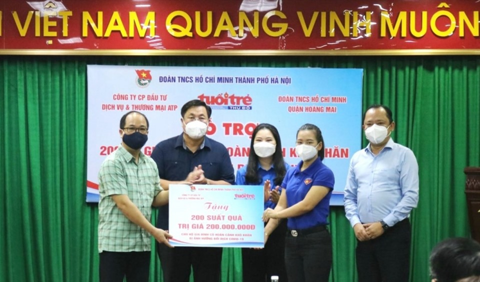 Các đồng chí lãnh đạo quận Hoàng Mai, Thành đoàn Hà Nội, báo Tuổi trẻ Thủ đô và Công ty Cổ phần đầu tư thương mại và dịch vụ ATP trao hỗ trợ cho 200 hộ gia đình có hoàn cảnh khó khăn trên địa bàn quận Hoàng Mai.