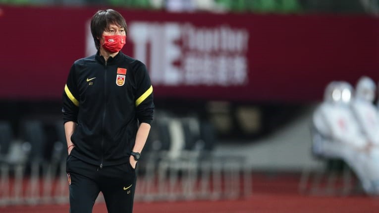 Huấn luyện viên tuyển Trung Quốc Li Tie gặp thách thức lớn ở hai trận đầu tiên. Ảnh: AFC.