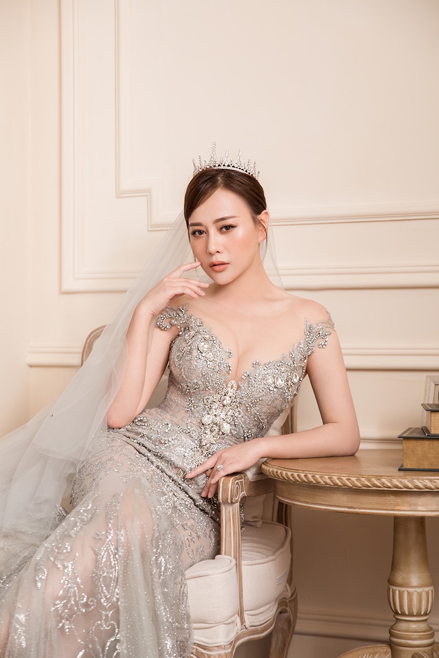 Chiếc váy cưới xuyên thấu do nhà thiết kế Anh Thư thực hiện giúp Phương Oanh khoe được vòng một gợi cảm, quyến rũ.