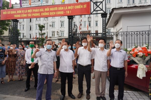 Tiễn đoàn cán bộ y tế Thanh Hóa vào các tỉnh thành phía Nam để chống dịch COVID-19. Ảnh: Q.D