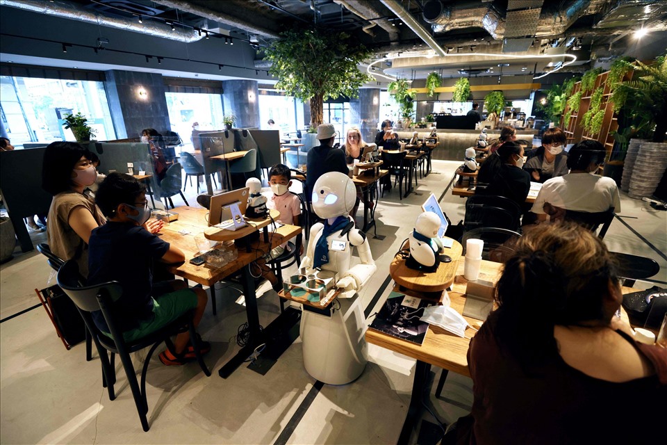 Robot phục vụ khách hàng tại Dawn Cafe ở Tokyo, Nhật Bản. Ảnh: AFP