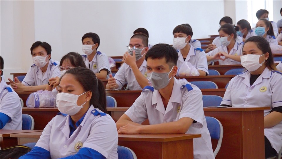60 cán bộ, sinh viên Trường CĐ Y tế Cần Thơ hỗ trợ Bình Dương chống dịch