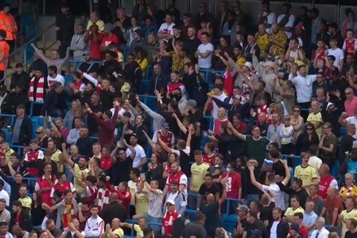 Cảnh tượng đau lòng không thể diễn tả khi fan Arsenal ăn mừng bàn thắng của Man City. Ảnh: EPL