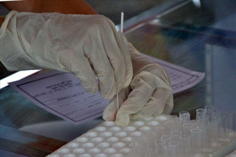 Qua test nhanh, phát hiện 65 ca dương tính SARS-CoV-2 ở cơ sở “3 tại chỗ“. Ảnh: LT