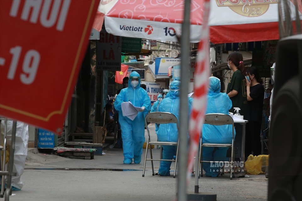 Phó Giám đốc Trung tâm Kiểm soát bệnh tật (CDC) Hà Nội, Khổng Minh Tuấn nhận định, chùm ca bệnh phường Thanh Xuân Trung đã đến vòng lây nhiễm thứ 2 hoặc 3. Nguồn lây có thể là người bán rau thường xuyên đến chợ đêm Ngã Tư Sở.