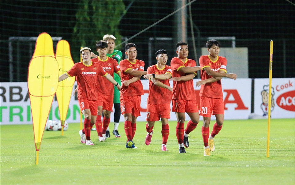 Tiền vệ Lê Văn Đô (số 22) gửi lời chúc may mắn đến đội tuyển Việt Nam tại vòng loại thứ 3 World Cup 2022. Ảnh: VFF