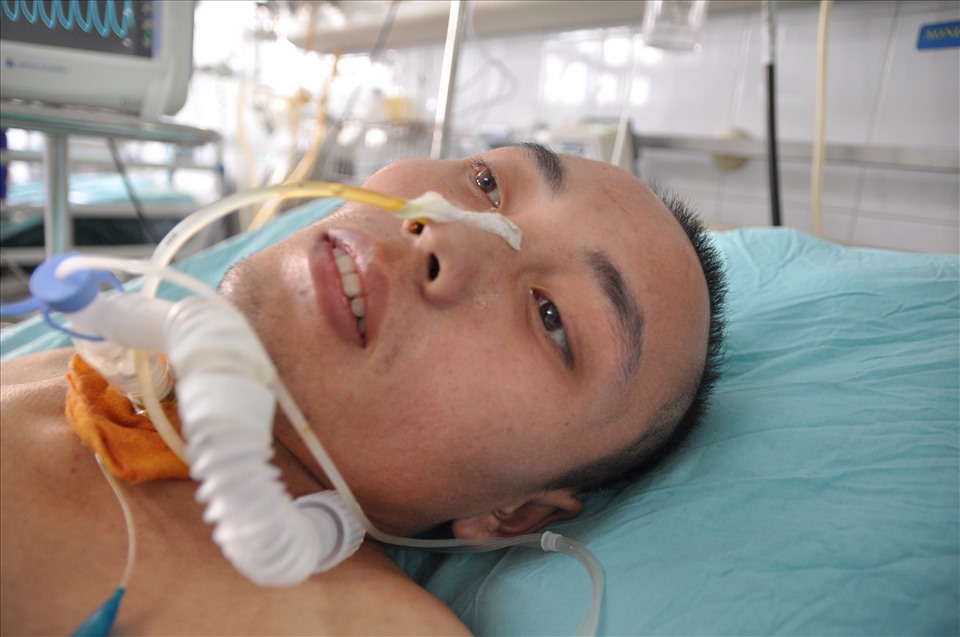 Em Lầu Văn Phọng bị đá rơi vào đầu khi đang đi làm nên phải đi cấp cứu khẩn cấp.
