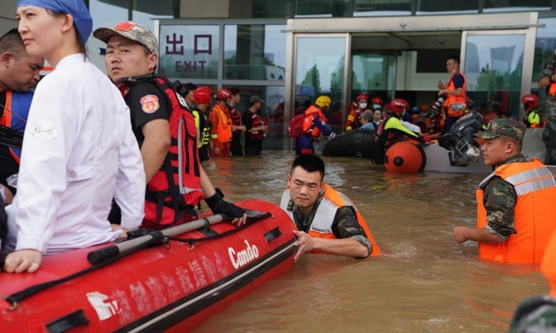 Lực lượng cứu hộ giúp mọi người sơ tán tại khoa ngoại trú Bệnh viện Tim mạch Trung ương Fuwai ở Trịnh Châu, Hà Nam, ngày 22.7.2021. Ảnh: Tân Hoa Xã