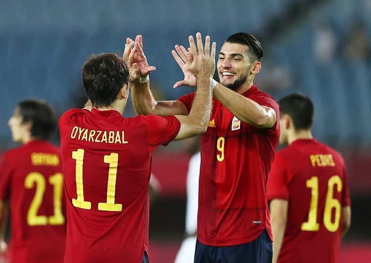 Rafa Mir (số 9) có thể đá chính trước U23 Nhật Bản, sau khi ghi 3 bàn giúp U23 Tây Ban Nha vượt qua Bờ Biển Ngà ở tứ kết. Ảnh: AFP.