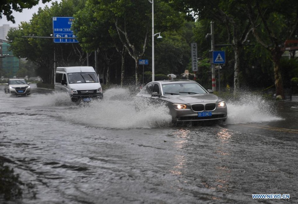 Đường ngập nước ở Bình Hồ, Gia Hưng, tỉnh Chiết Giang, Trung Quốc, ngày 26.7 khi bão In-fa đổ bộ lần 2. Ảnh: Xinhua