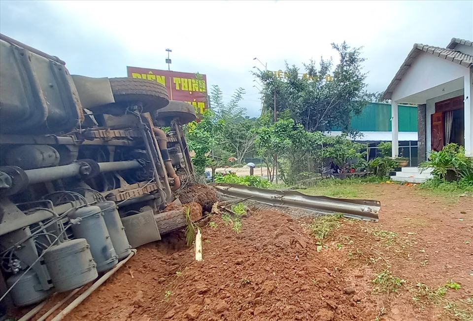 Xe tải chở gạo gặp tai nạn lật nhào trước nhà người dân. Ảnh: Bảo Lâm