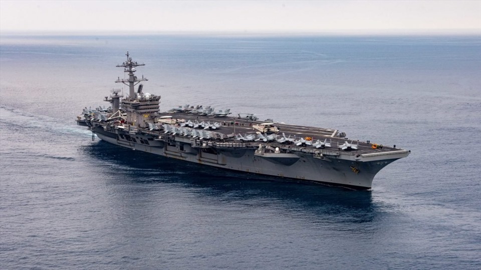 Tàu sân bay lớp Nimitz USS Carl Vinson (CVN 70) đang triển khai các hoạt động hàng hải thường lệ trong Hạm đội 3 Mỹ. Trong ảnh là tàu đi qua vùng biển Thái Bình Dương hôm 11.7.2021. Ảnh: Hải quân Mỹ