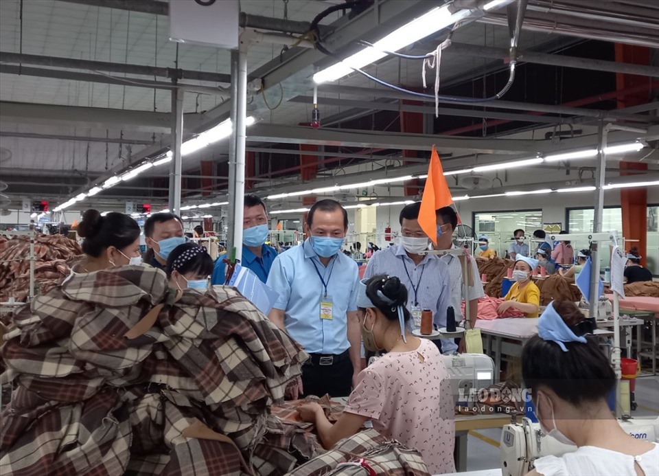 Ông Võ Mạnh Sơn - Chủ tịch LĐLĐ tỉnh Thanh Hóa cùng đoàn công tác kiểm tra công tác phòng, chống dịch, thăm hỏi và động viên công nhân lao động tại các xưởng sản xuất.