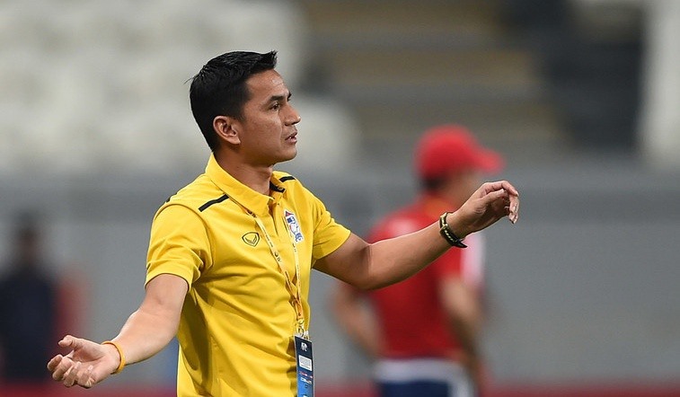 Huấn luyện viên Kiatisak  khi còn dẫn dắt đội tuyển Thái Lan. Ảnh: AFP