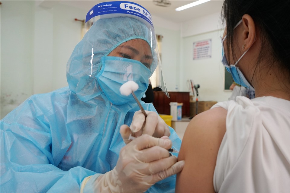 Ảnh chụp tiêm vắc xin COVID-19 tại Cần Thơ trong ngày 2.7. Ảnh: Tạ Quang.