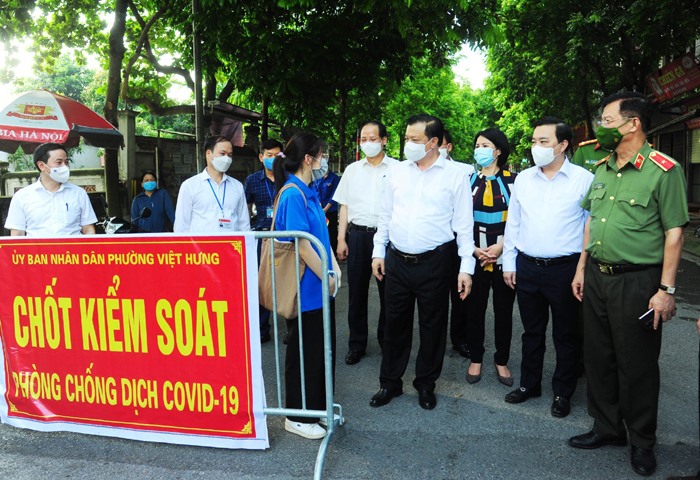 Bí thư Thành ủy Đinh Tiến Dũng kiểm tra công tác phòng, chống dịch COVID-19 tại quận Long Biên.