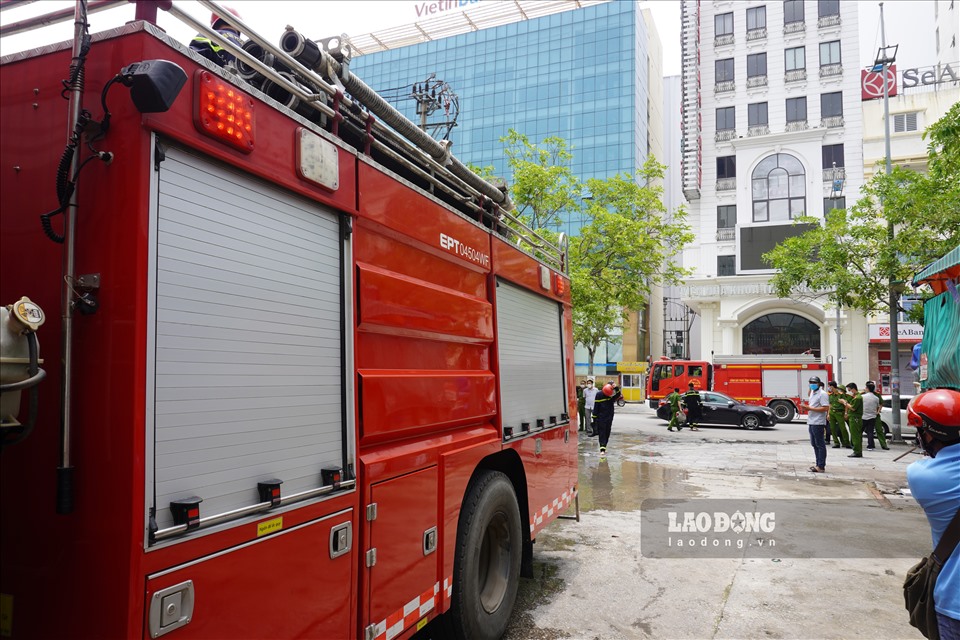 Nhận được thông tin vụ cháy, lực lượng PCCC Thanh Hóa đã điều 2 xe chữa cháy đến hiện trường để dập lửa.