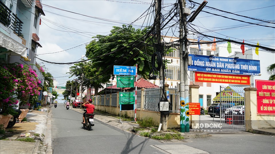 Đơn cử như phường Thới Bình (quận Ninh Kiều) mặc dù có hai biển báo “vùng xanh” sát UBND phường nhưng không có một bóng lực lượng làm nhiệm vụ nào đứng trực.