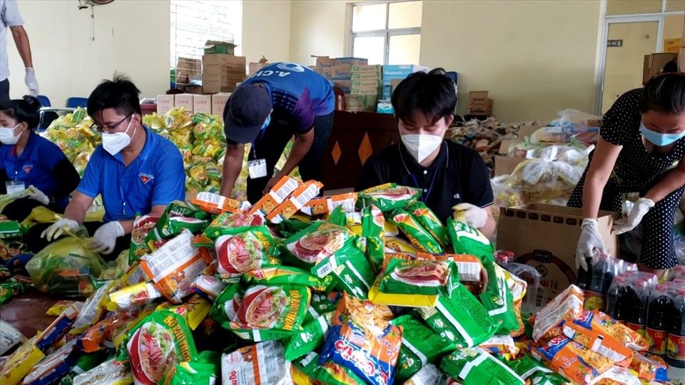 Phân chia thực phẩm để hỗ trợ công nhân tại huyện Vĩnh Cửu, Đồng Nai. Ảnh: Hà Anh Chiến