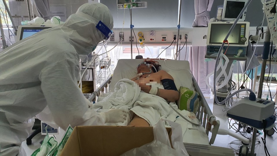 Nhân viên y tế của Bệnh viện đa khoa Nam Sài Gòn đang vệ sinh thân thể cho các bệnh nhân COVID-19 nặng. Ảnh: BVCC.
