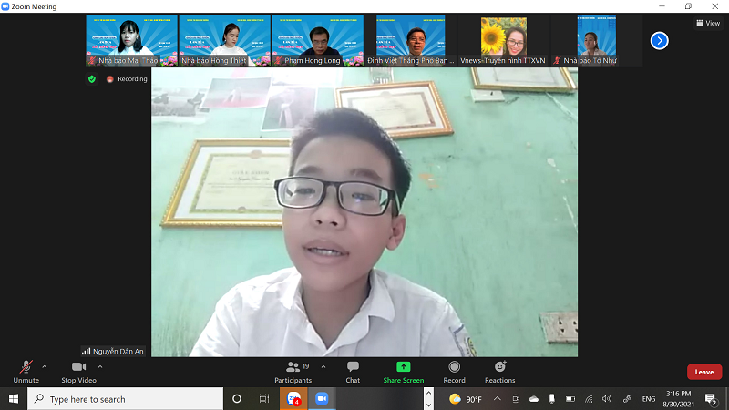 Học sinh Nguyễn Dân An chia sẻ tại chương trình.