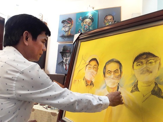 Họa sĩ Lê Sa Long với một tác phẩm của mình. Ảnh: FBNV
