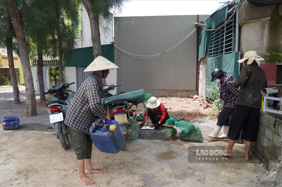 Bà Nguyễn Thị Sáng (50 tuổi, trú tại xã Đa Lộc, huyện Hậu Lộc) cho hay, mỗi buổi một người mò được khoảng từ 5 đến 7kg khều. Khều sau khi mò được thì mang lên bờ bán cho các thương lái.
