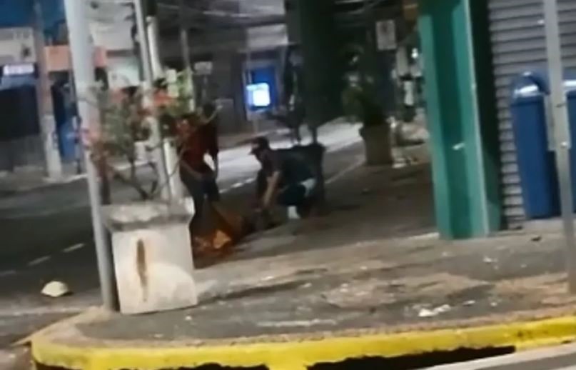 Một người trúng bẫy nổ bị cụt chân. Ảnh: Twitter/Policia Militar