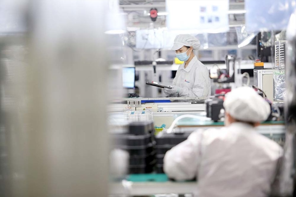 Công nhân sản xuất trong các KCN ở Bắc Giang đảm bảo giãn nghiêm quy định chống dịch. Ảnh: H.A.