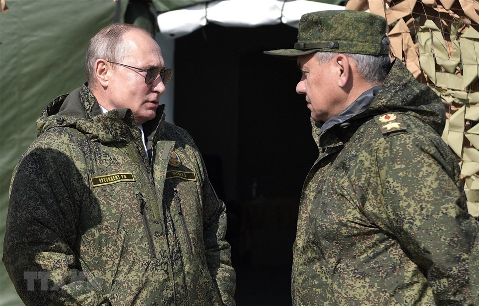 Tổng thống Nga Vladimir Putin và Bộ trưởng Quốc phòng Nga Sergei Shoigu. Ảnh: AFP