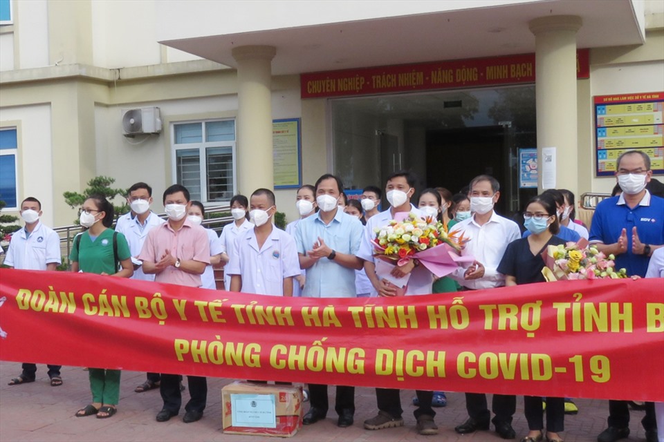 Lãnh đạo tỉnh Hà Tĩnh đến tặng hoa, tiễn đoàn y, bác sỹ Hà Tĩnh lên đường vào hỗ trợ tỉnh Bình Dương chống dịch. Ảnh: TN.
