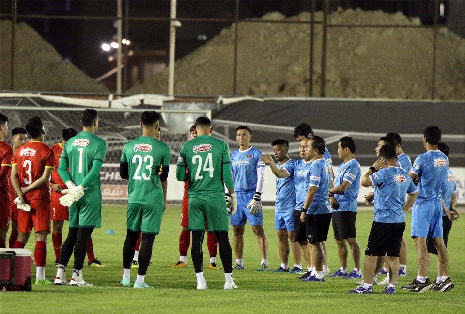 Tối 30.8, đội tuyển Việt Nam bước vào buổi tập thứ 3 tại Riyadh. Đây cũng là buổi tập có ý nghĩa rất quan trọng nhằm đánh giá và hoàn thiện những mảnh ghép cuối cùng trong đội hình, hướng tới trận ra quân gặp Saudi Arabia ở trận đầu tiên tại vòng loại thứ 3 World Cup 2022.