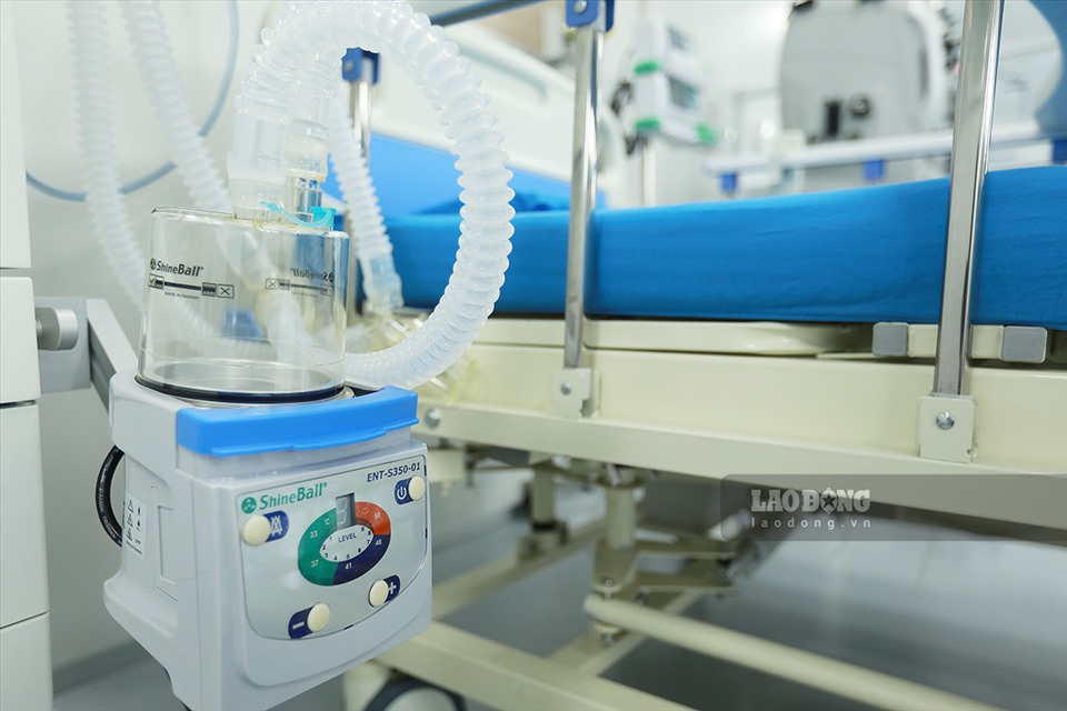 Hệ thống tháp cung cấp oxy lỏng có dung tích 16m3, được dẫn đến mỗi giường điều trị. Theo thiết kế, hệ thống cung cấp oxy đảm bảo cung cấp đủ trong 2 ngày khi bệnh viện đạt ngưỡng tối đa giường bệnh.