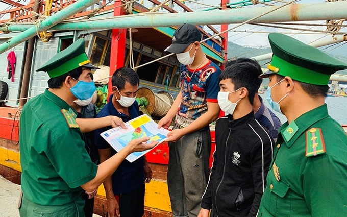 Bộ đội Biên phòng TP.Ðà Nẵng tuyên truyền cho các ngư dân phòng, chống thiên tai, dịch bệnh. (Ảnh: Bá Vĩnh).